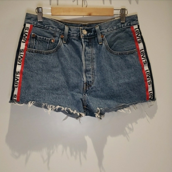 Levi’s Denim Shorts w/ Logo – 30 - Picture 1 of 3